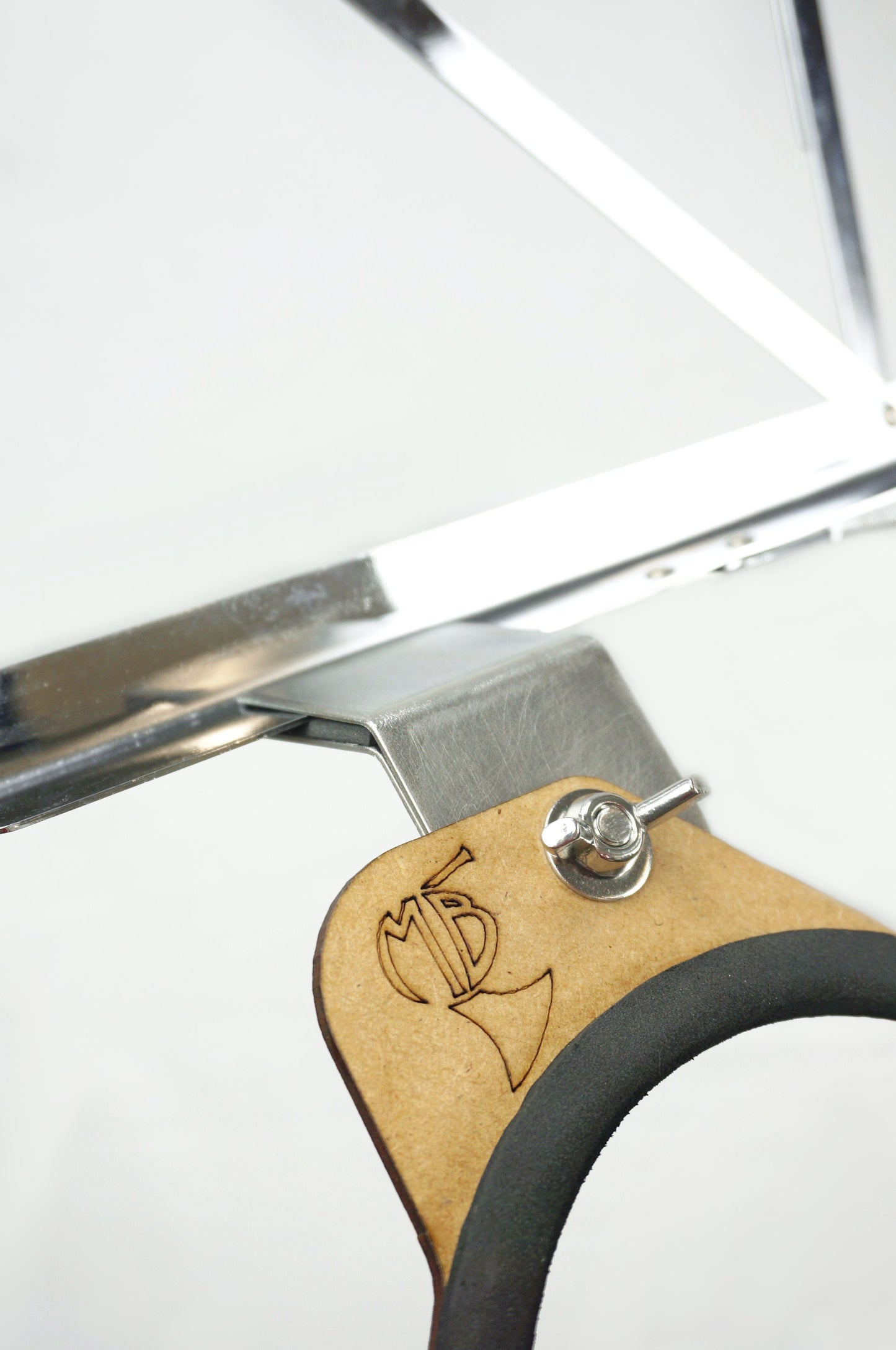 Suporte de Estante para Surdina de Trompa modelo MB (com capa)